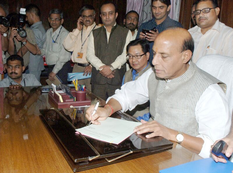 File:Shri Raj Nath Singh taking charge as the Union Minister for Home Affairs, in New Delhi on May 29, 2014.jpg