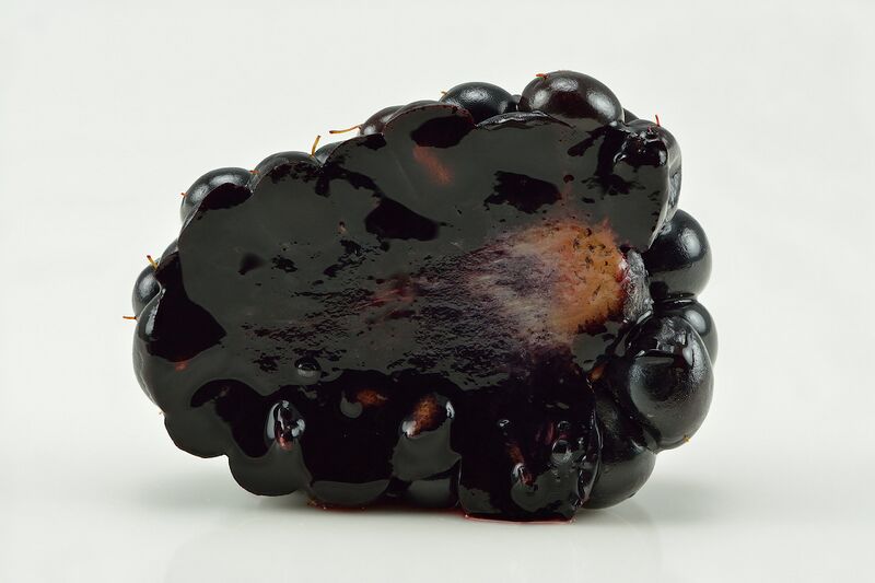 File:Halved blackberry (Rubus fruticosus).jpg