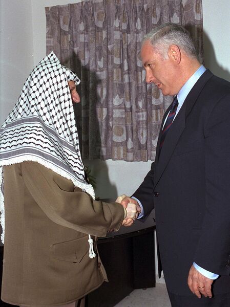 File:P.M. BENJAMIN NETANYAHU SHAKING HANDS WITH PALESTINIAN AUTHORITY CHAIRMAN YASSER ARAFAT (3x4 cropped).jpg